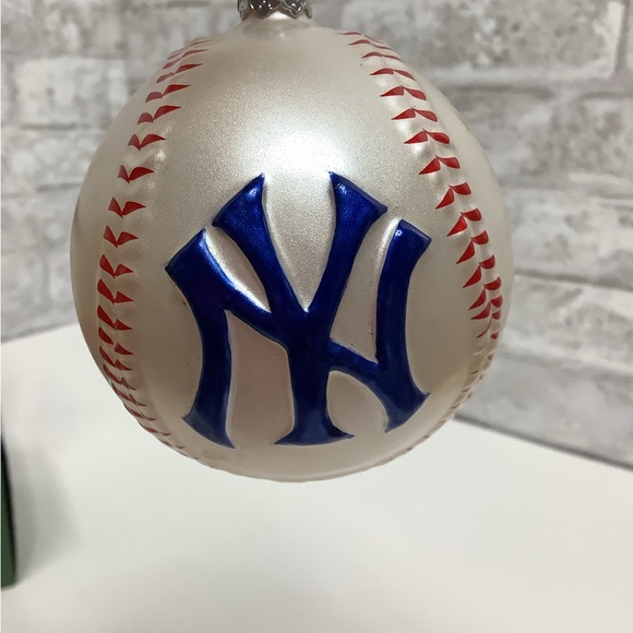 New York Yankees Hand Painted Glass Ornament Set Of 2 MLB Baseball NIB Set Of 2 - Picture 2 of 9